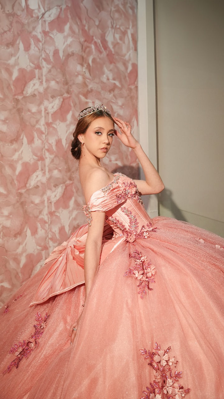 Vestido XV Rosa Con Flores En Falda Y Perlas Plata En Escote