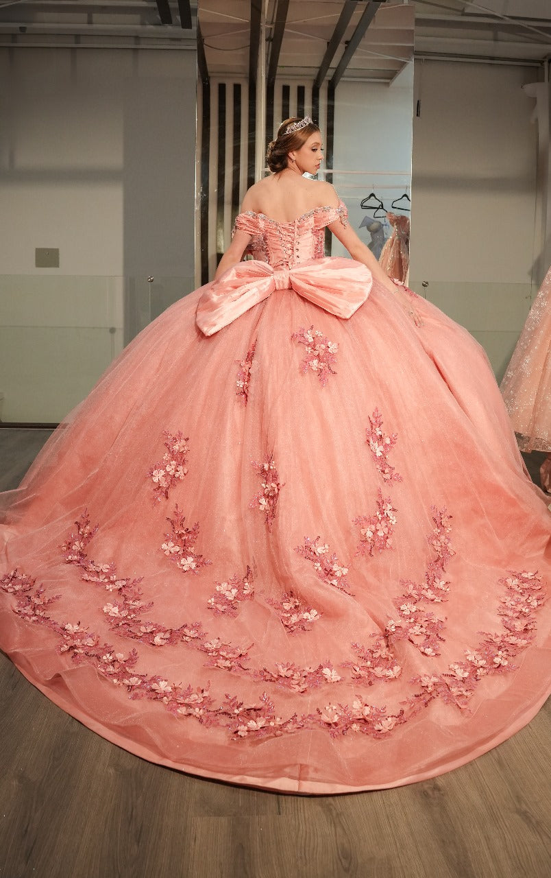 Vestido XV Rosa Con Flores En Falda Y Perlas Plata En Escote