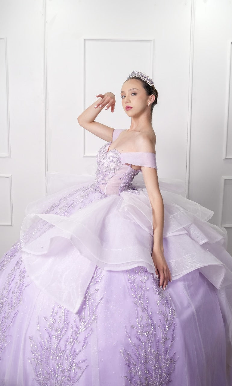 Vestido de XV Años Lila Pedrería con Olanes Blancos y Gargantilla