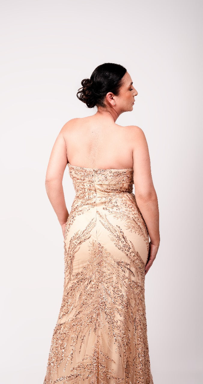 Vestido Beige Con Estampado Y Capa