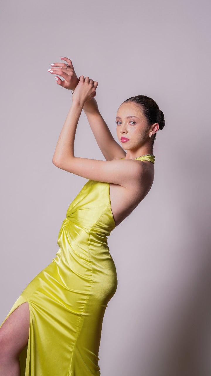 Vestido Amarillo Halter Nudo en Abdomen