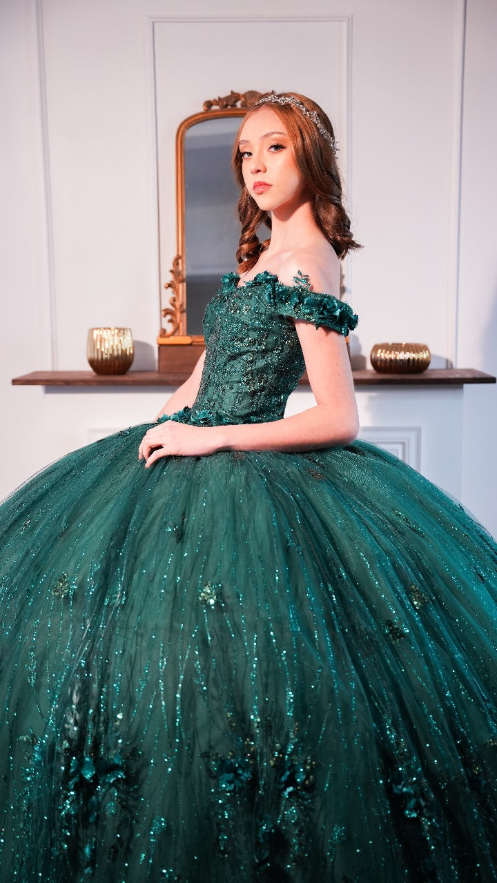 Vestido de XV Años Verde Esmeralda Con Flores Bordadas Manga Campesina