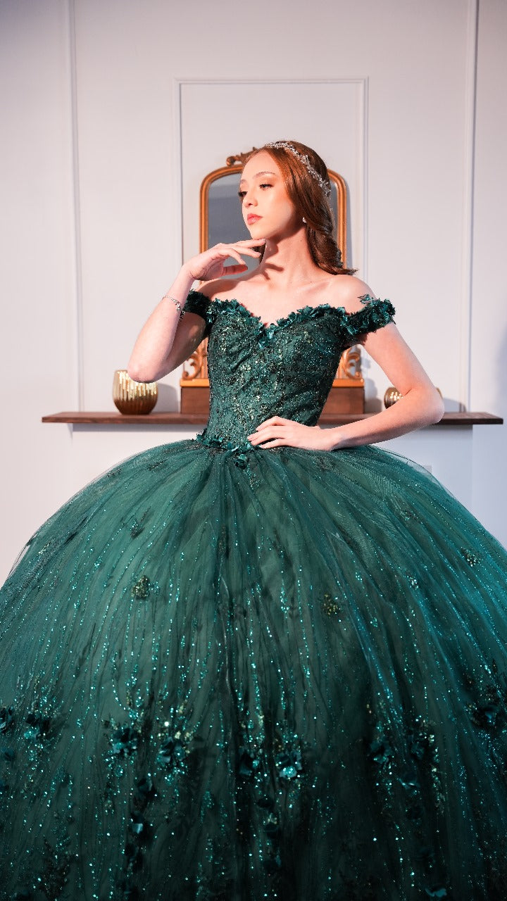 Vestido de XV Años Verde Esmeralda Con Flores Bordadas Manga Campesina