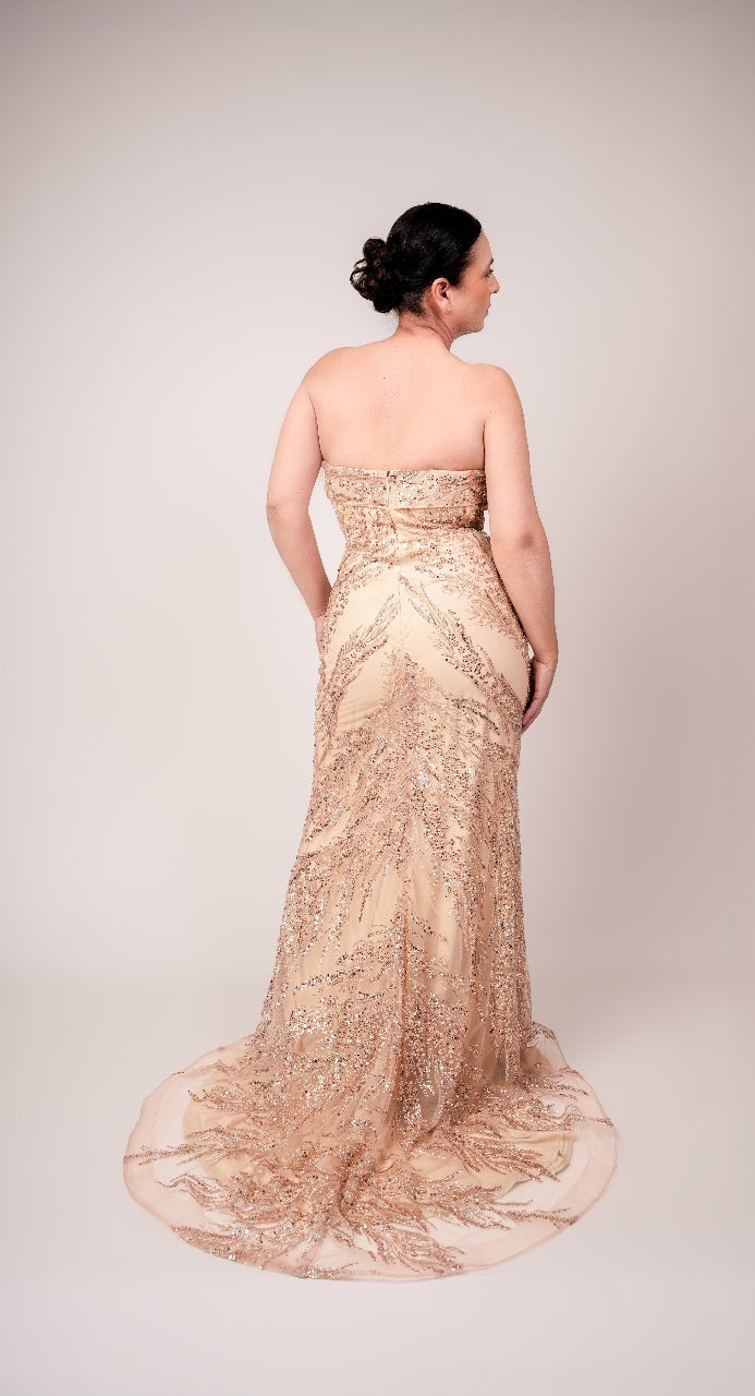 Vestido Beige Con Estampado Y Capa