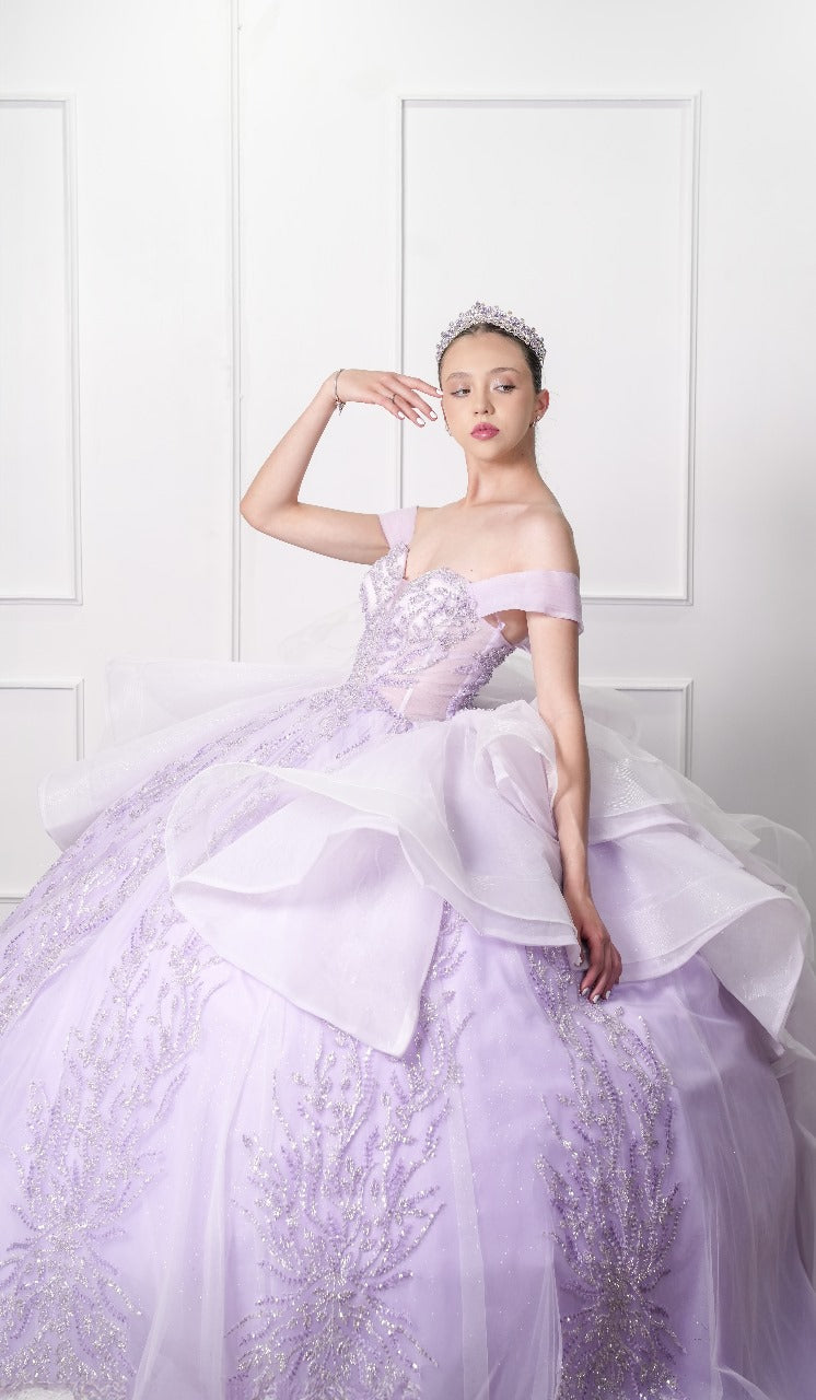 Vestido de XV Años Lila Pedrería con Olanes Blancos y Gargantilla