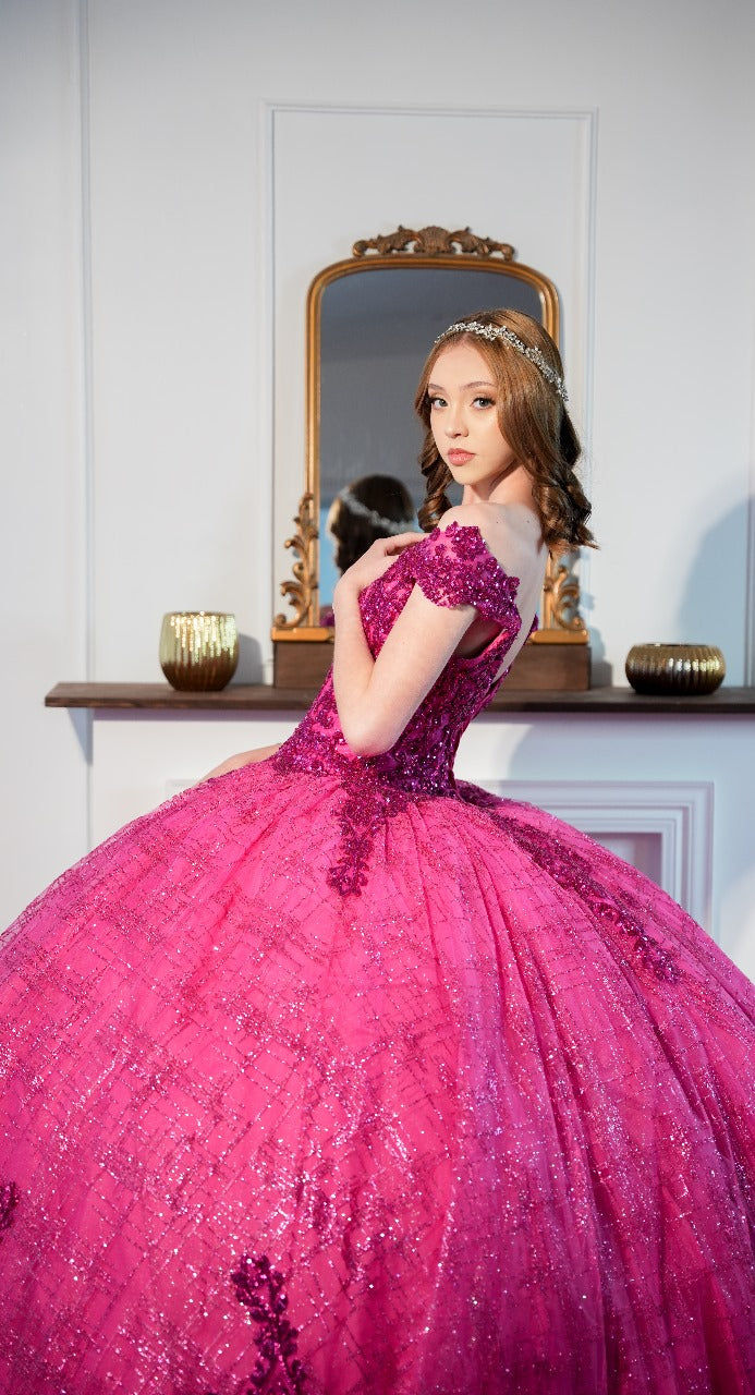 Vestido de XV Años Rosa Fiucha Lentejuela y Glitter Manga Campesina