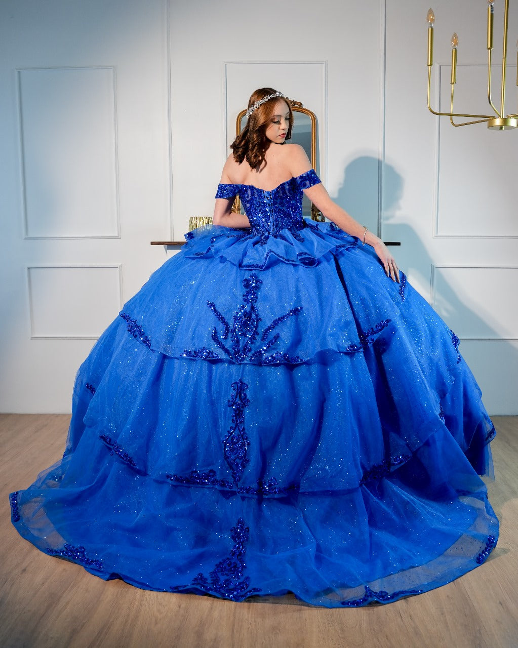 Vestido de XV años Azul Rey Lentejuela y Olanes Manga Campesina