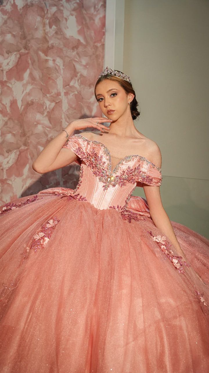 Vestido XV Rosa Con Flores En Falda Y Perlas Plata En Escote