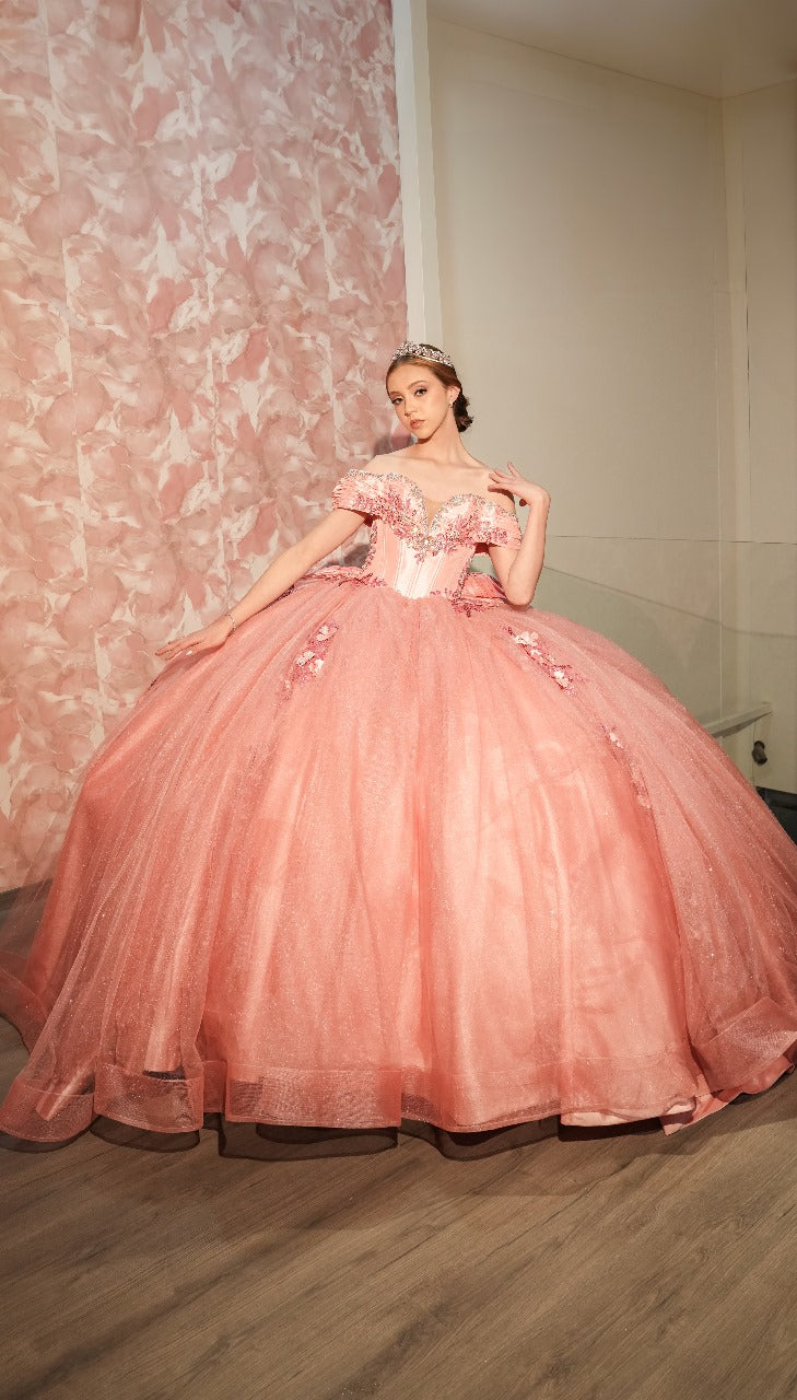Vestido XV Rosa Con Flores En Falda Y Perlas Plata En Escote