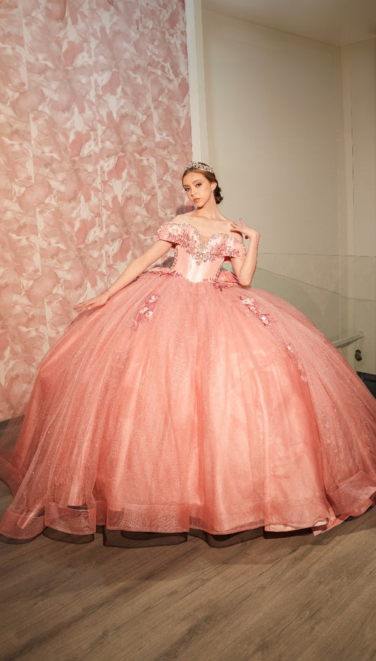 Vestido XV Rosa Con Flores En Falda Y Perlas Plata En Escote