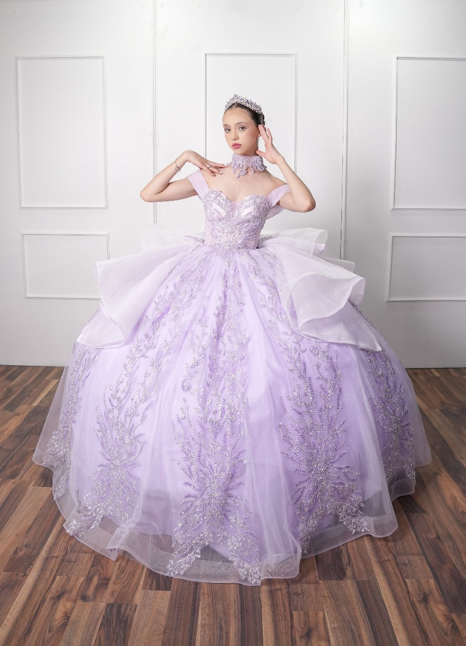 Vestido de XV Años Lila Pedrería con Olanes Blancos y Gargantilla