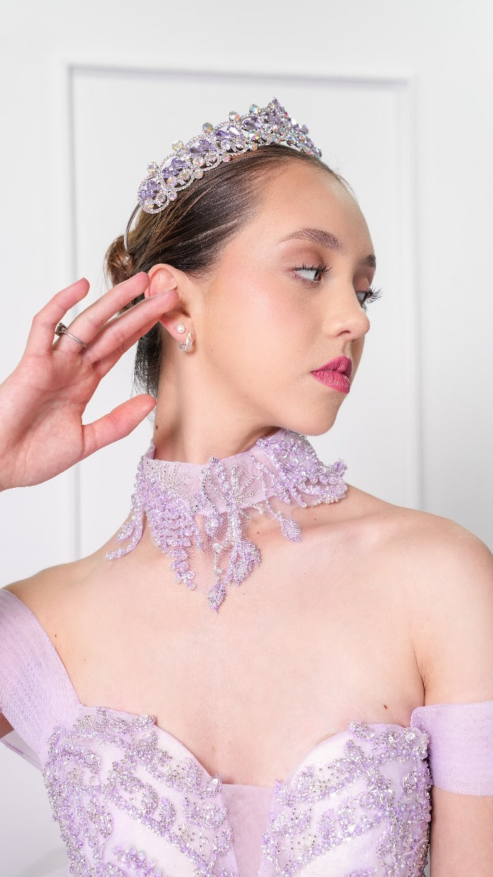 Vestido de XV Años Lila Pedrería con Olanes Blancos y Gargantilla