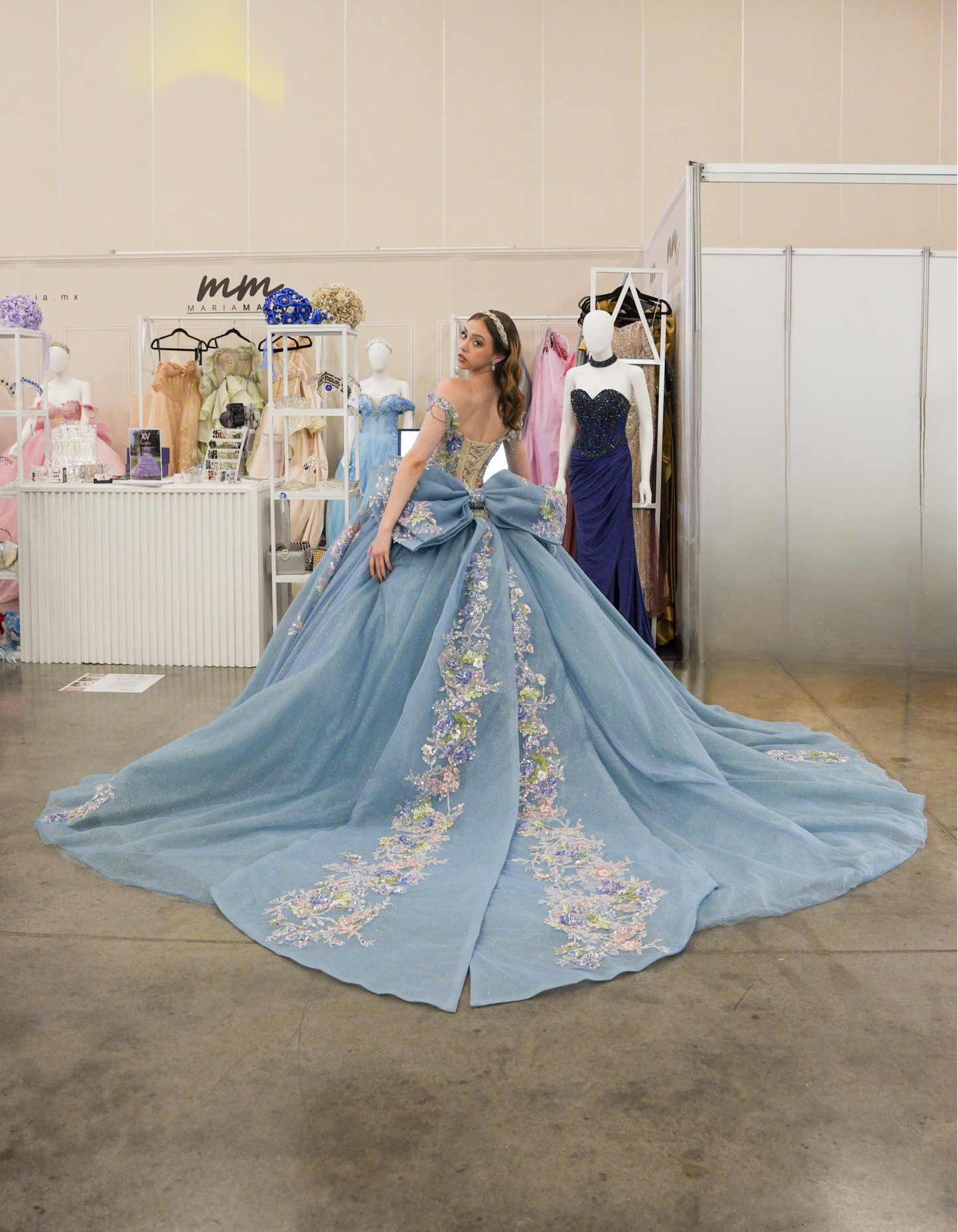 Vestido de XV Años Azul Gris Flores de Pedrería Cadenas en Mangas y Moño