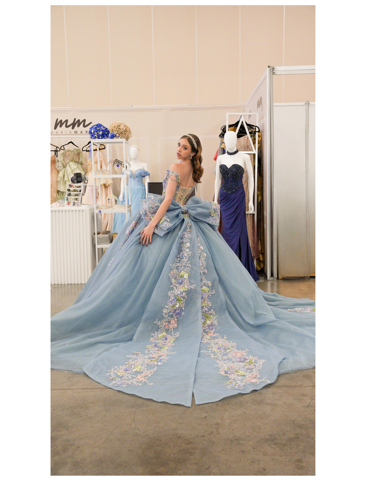 Vestido de XV Años Azul Gris Flores de Pedrería Cadenas en Mangas y Moño