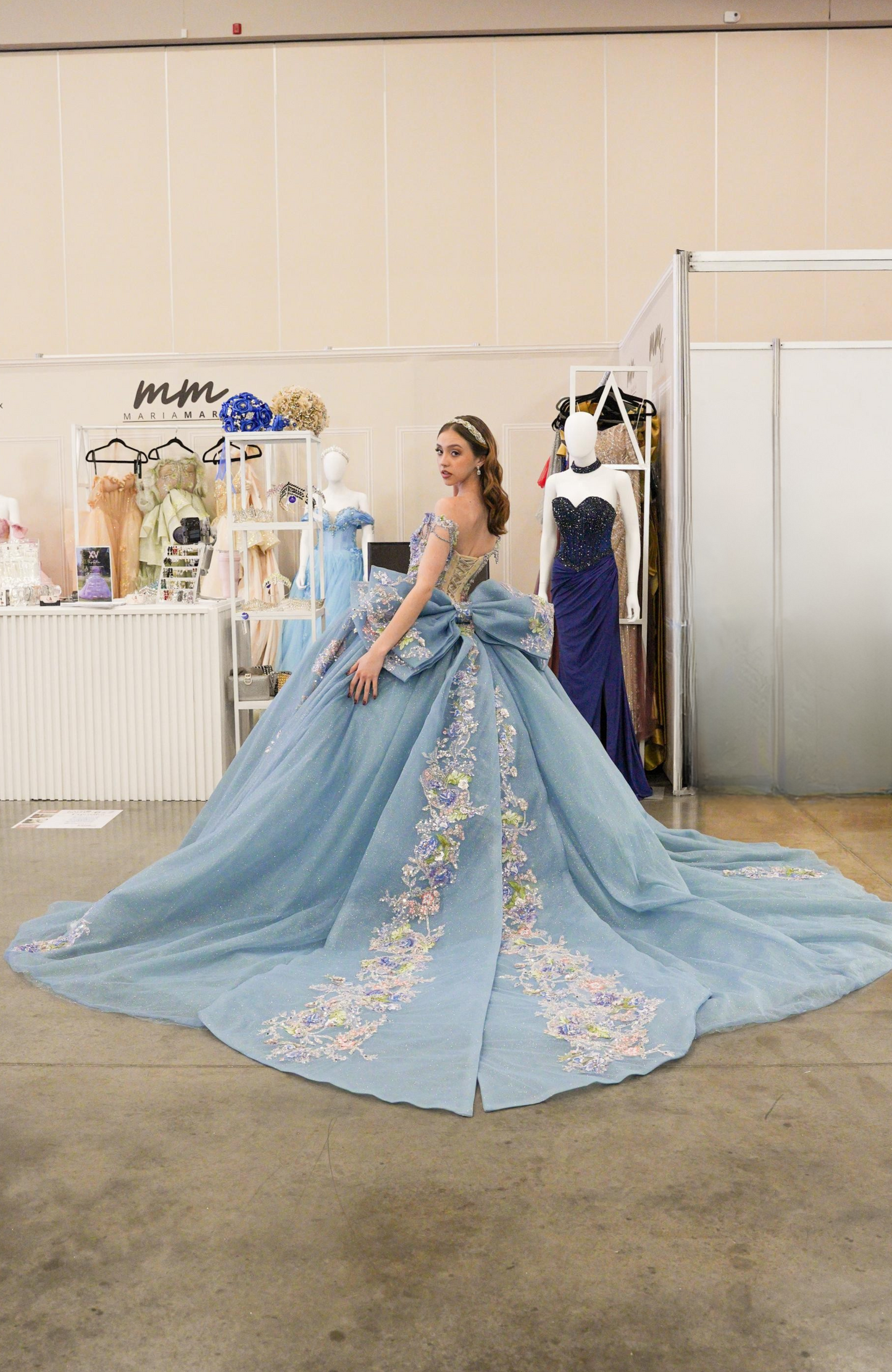 Vestido de XV Años Azul Gris Flores de Pedrería Cadenas en Mangas y Moño