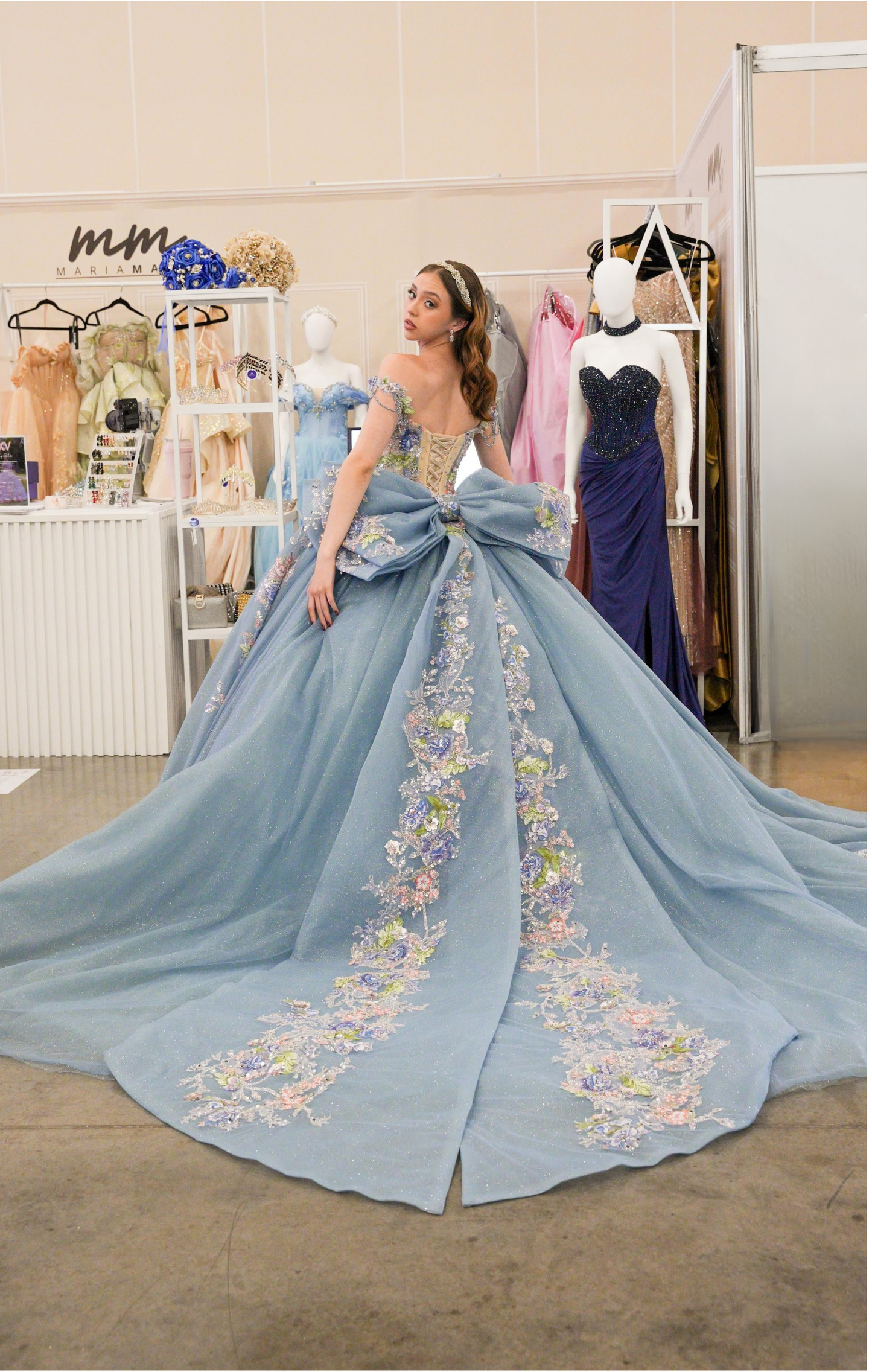 Vestido de XV Años Azul Gris Flores de Pedrería Cadenas en Mangas y Moño