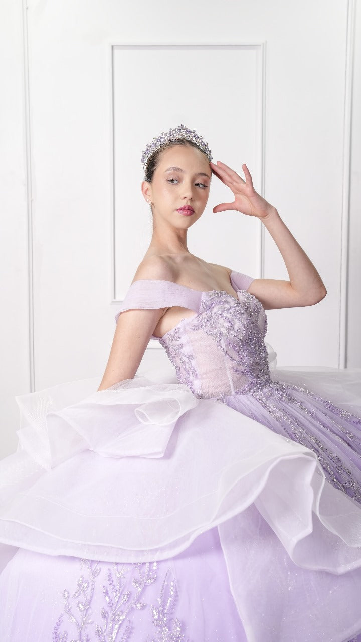Vestido de XV Años Lila Pedrería con Olanes Blancos y Gargantilla