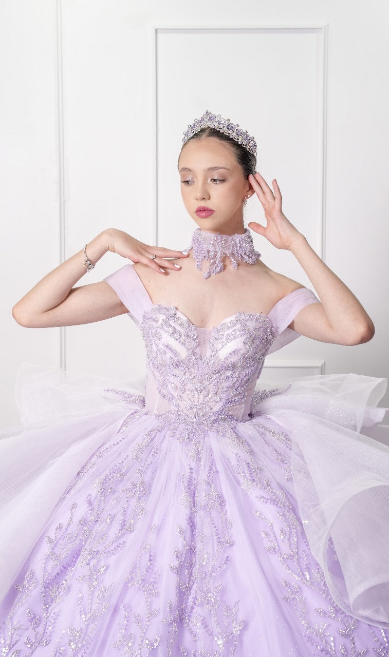 Vestido de XV Años Lila Pedrería con Olanes Blancos y Gargantilla