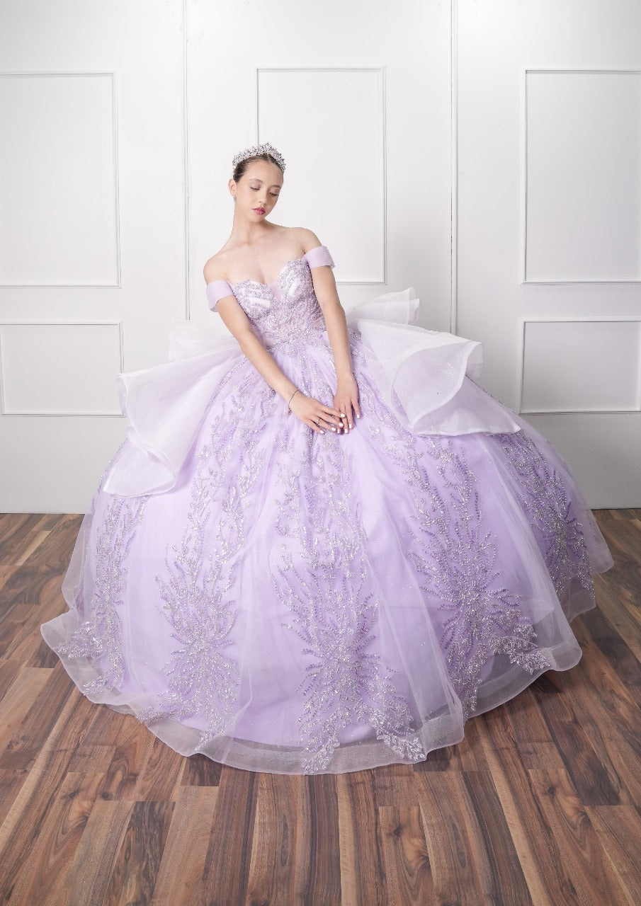 Vestido de XV Años Lila Pedrería con Olanes Blancos y Gargantilla
