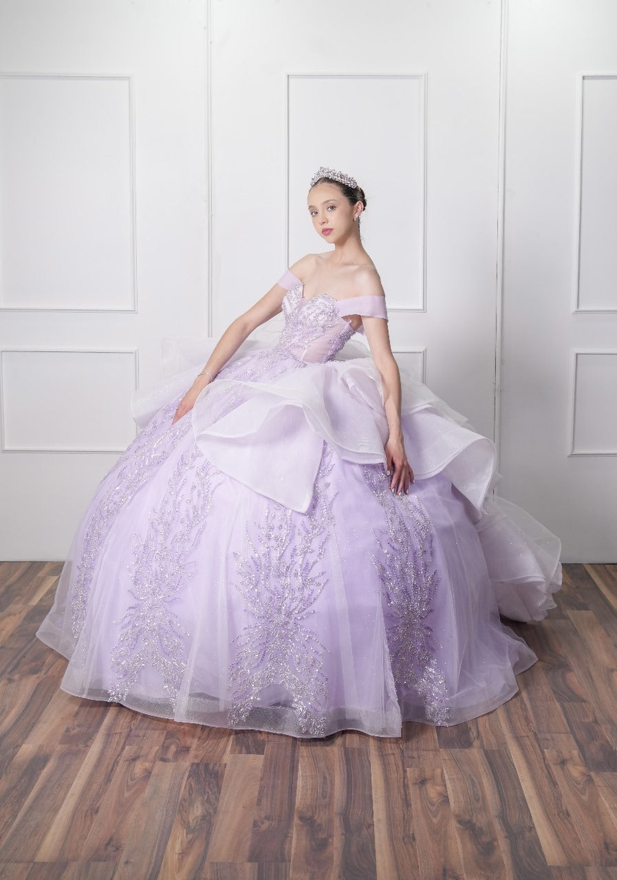 Vestido de XV Años Lila Pedrería con Olanes Blancos y Gargantilla