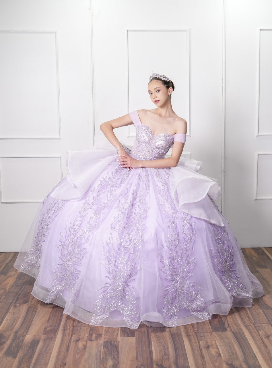 Vestido de XV Años Lila Pedrería con Olanes Blancos y Gargantilla