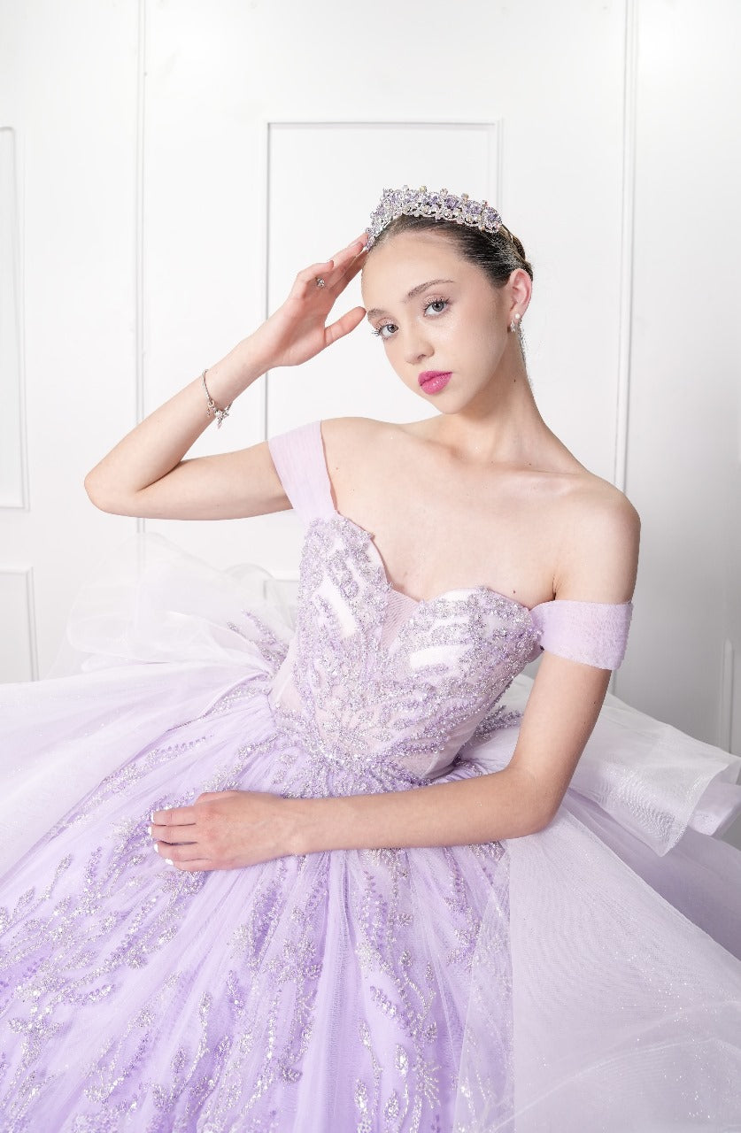 Vestido de XV Años Lila Pedrería con Olanes Blancos y Gargantilla