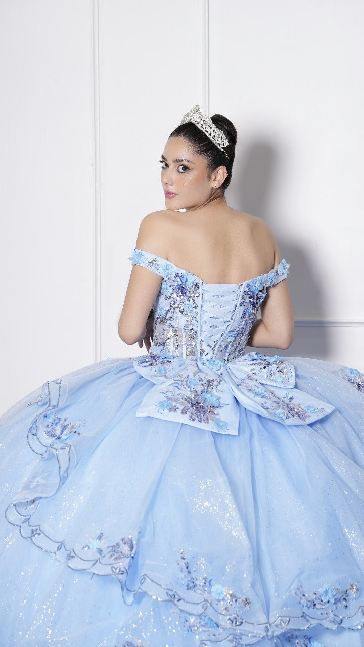Vestido de XV Años Azul Cielo Flores y Pedrería en Pecho Mangas Campesinas