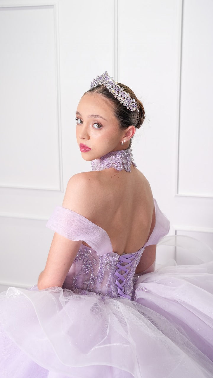 Vestido de XV Años Lila Pedrería con Olanes Blancos y Gargantilla