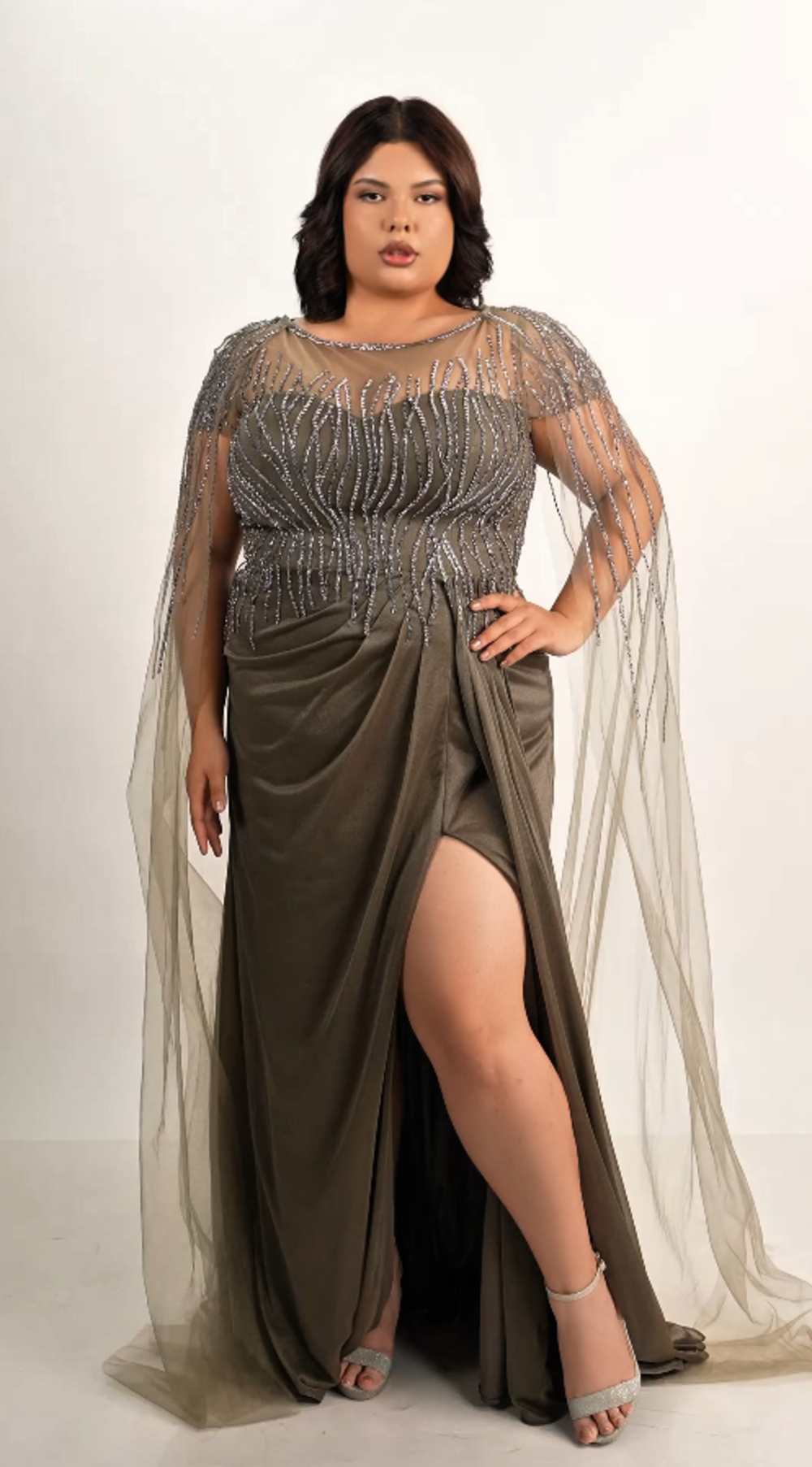 Vestido Gris Oscuro Detalle En Corset Con Velo En Mangas