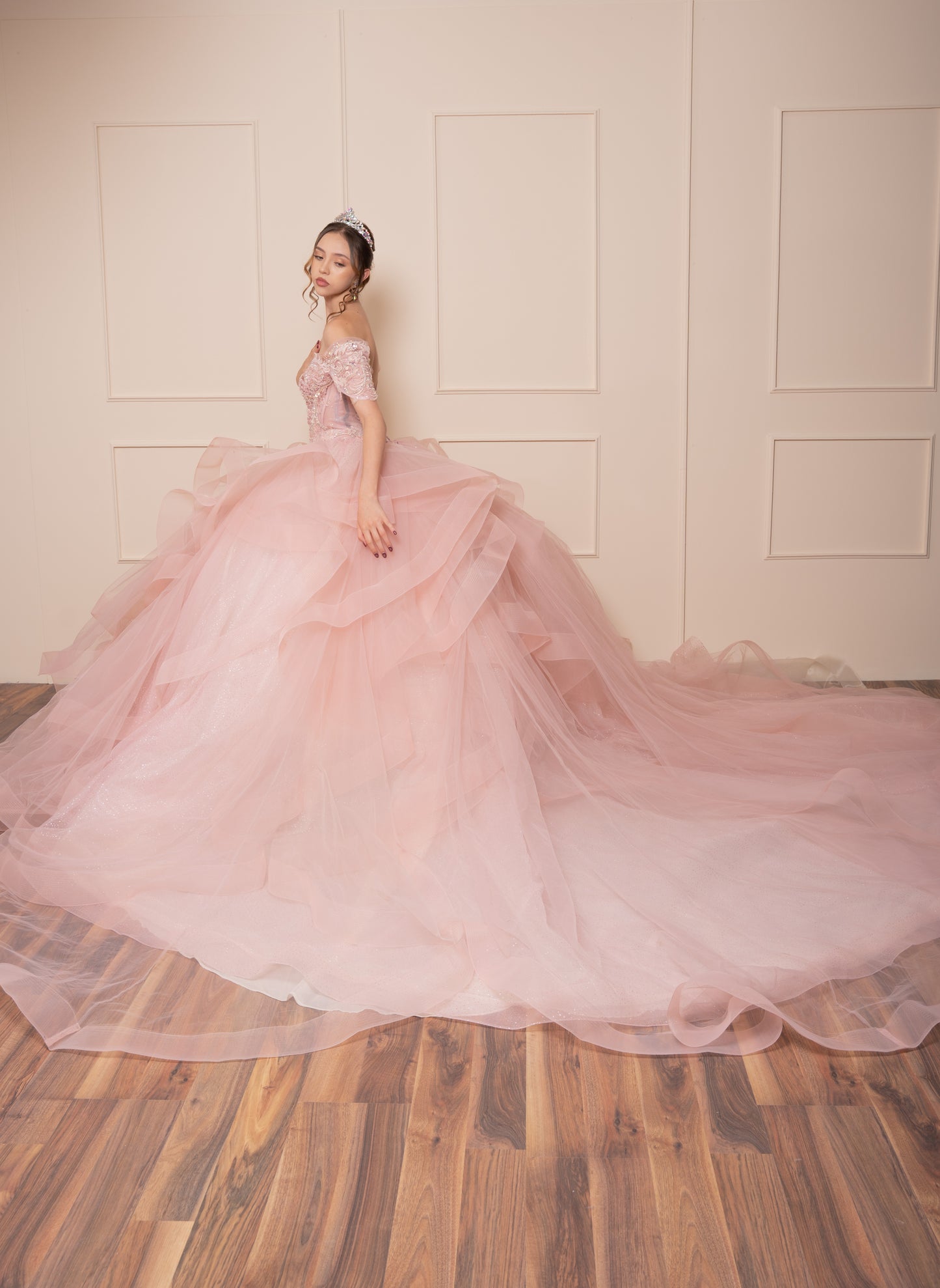 Vestido de XV Años Rosa Pastel Olanes en Falda Mangas y Bordado