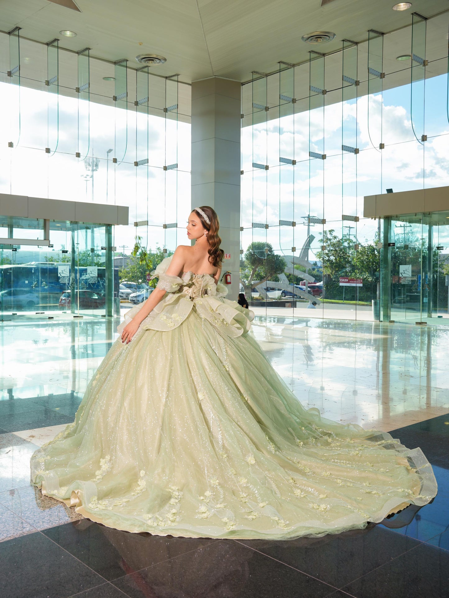 Vestido de XV Años Verde Sage Brilloso Olanes en Falda con Flores