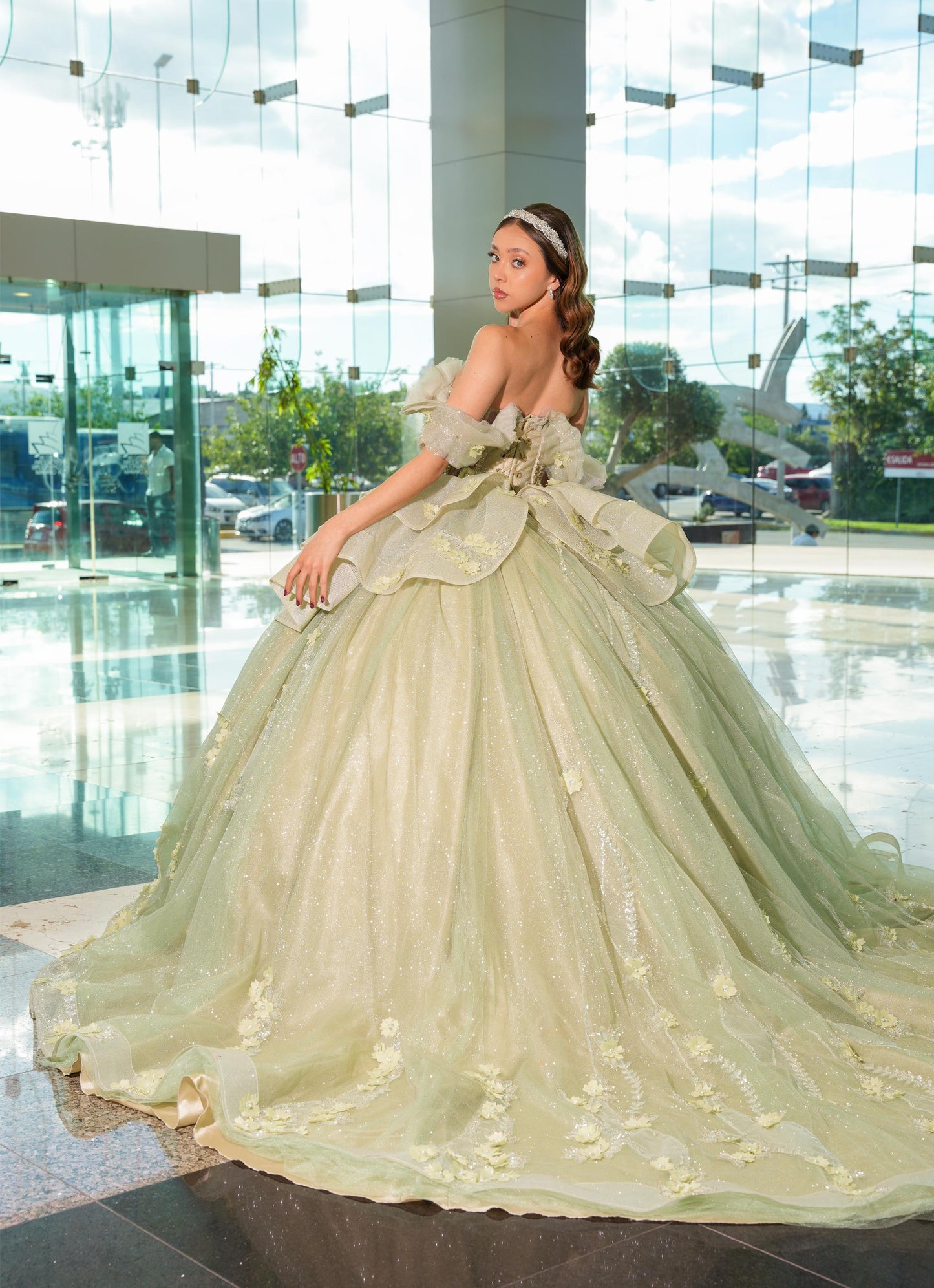Vestido de XV Años Verde Sage Brilloso Olanes en Falda con Flores