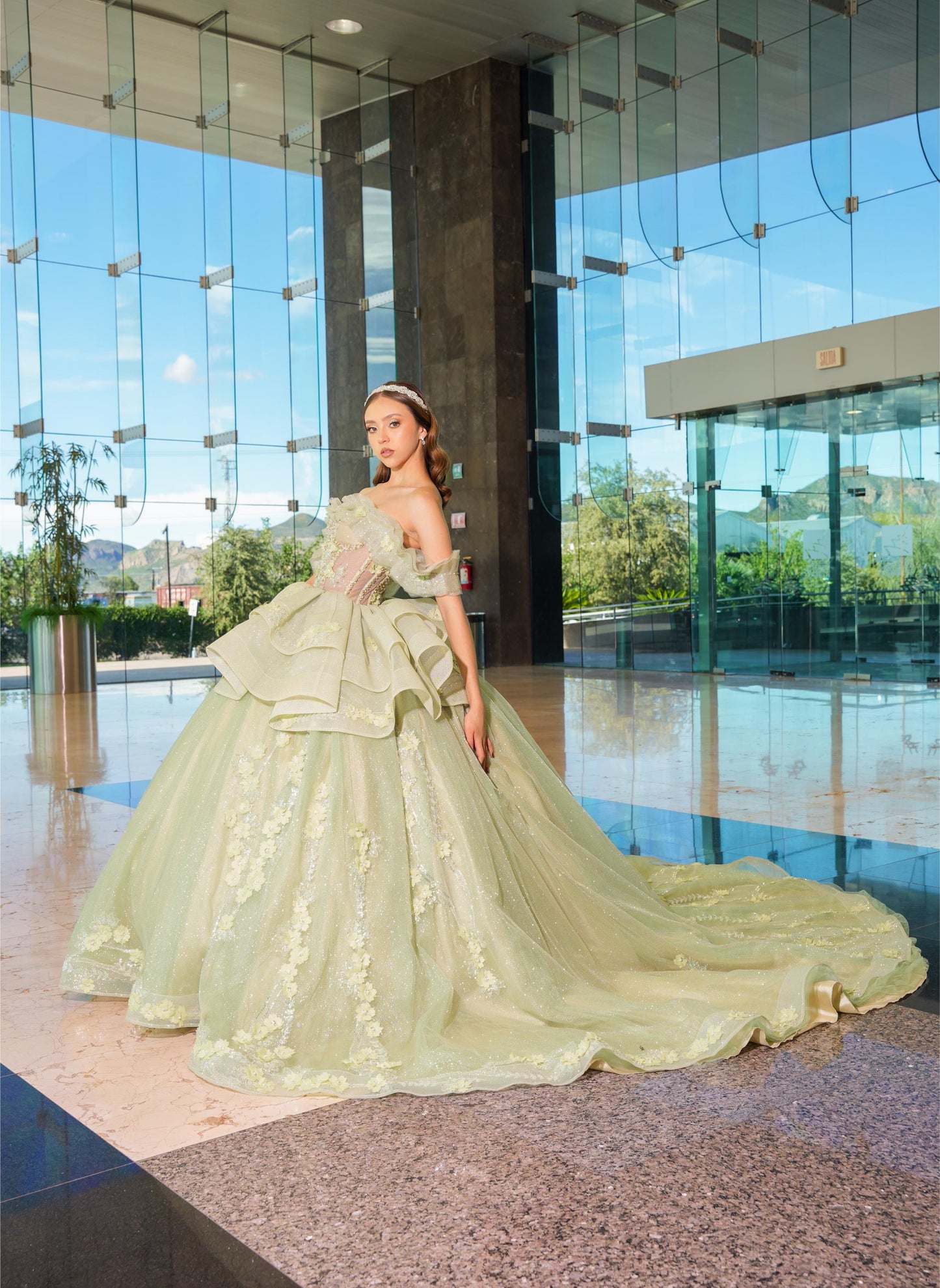 Vestido de XV Años Verde Sage Brilloso Olanes en Falda con Flores