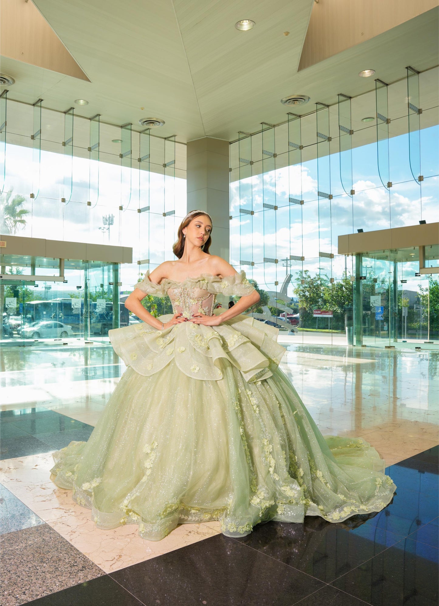 Vestido de XV Años Verde Sage Brilloso Olanes en Falda con Flores