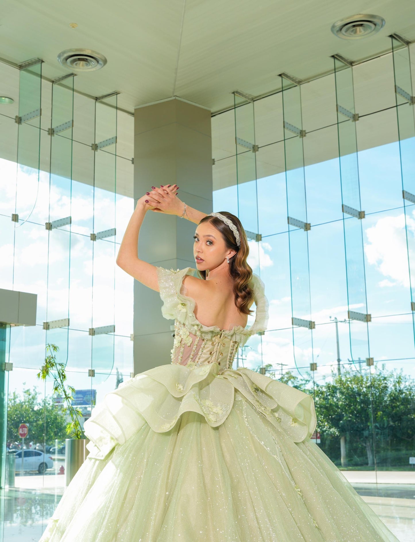Vestido de XV Años Verde Sage Brilloso Olanes en Falda con Flores