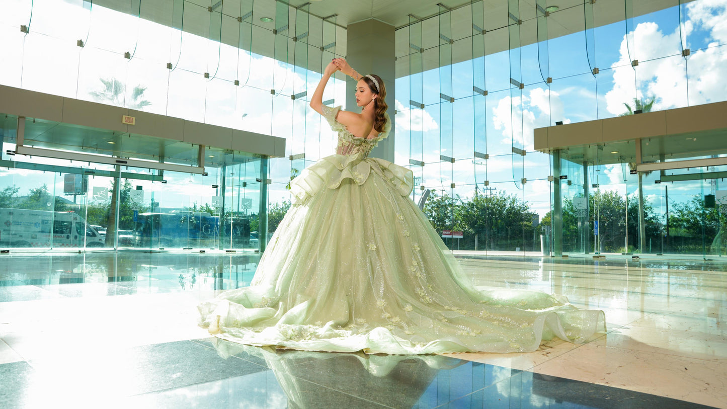 Vestido de XV Años Verde Sage Brilloso Olanes en Falda con Flores