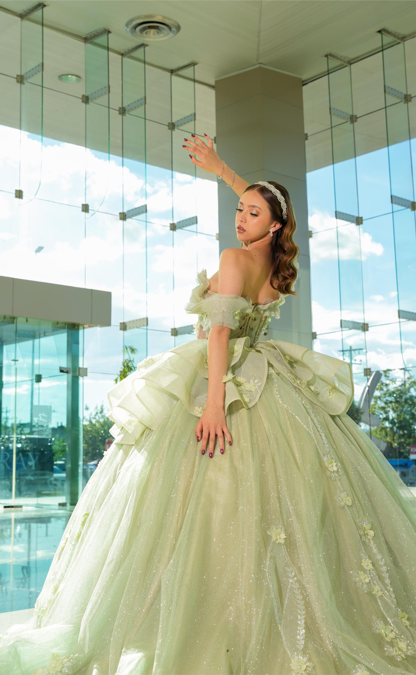 Vestido de XV Años Verde Sage Brilloso Olanes en Falda con Flores