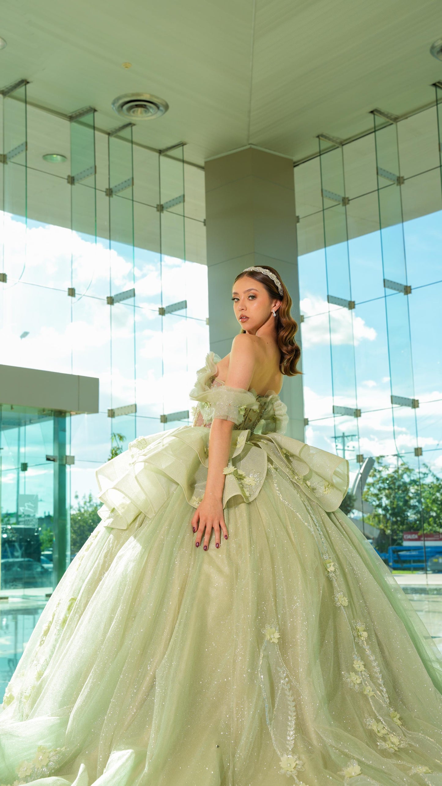 Vestido de XV Años Verde Sage Brilloso Olanes en Falda con Flores