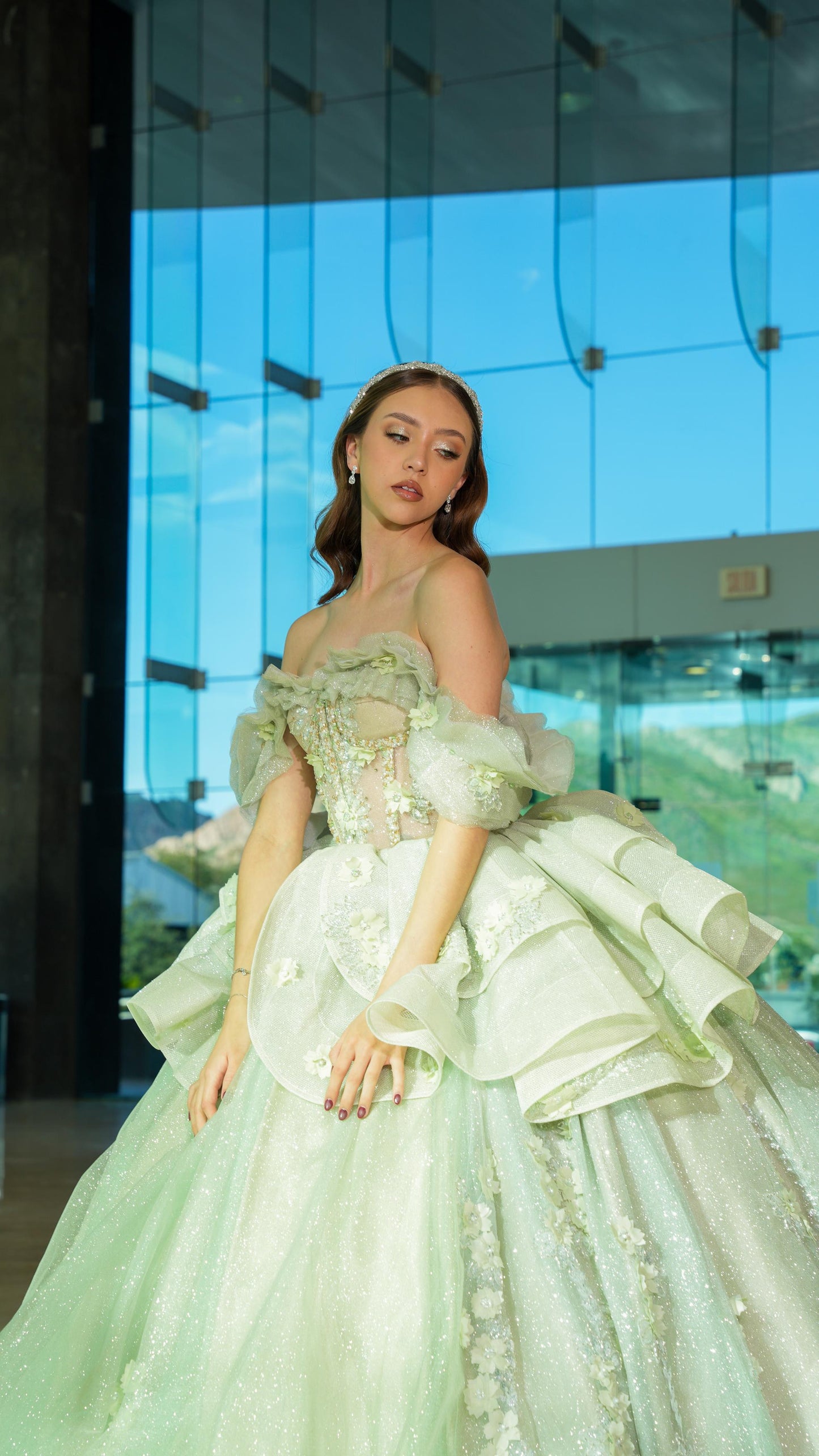 Vestido de XV Años Verde Sage Brilloso Olanes en Falda con Flores