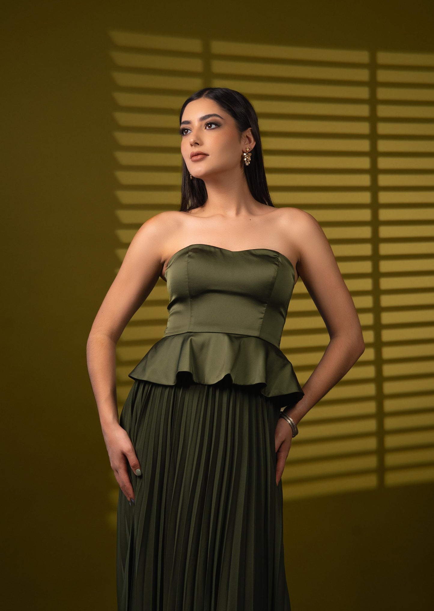 Vestido Verde Olivo Corset Straple Falda De Tablones