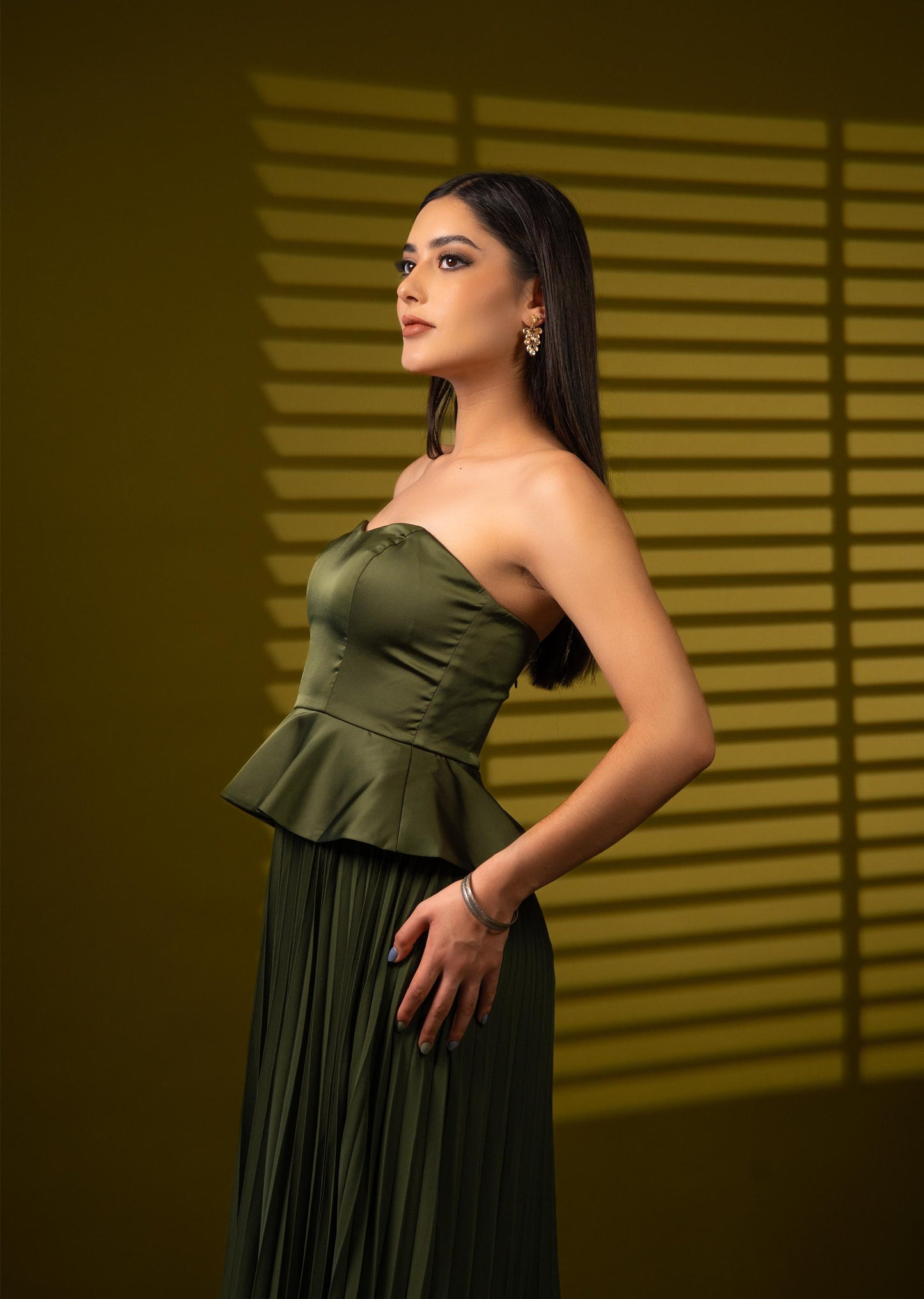 Vestido Verde Olivo Corset Straple Falda De Tablones