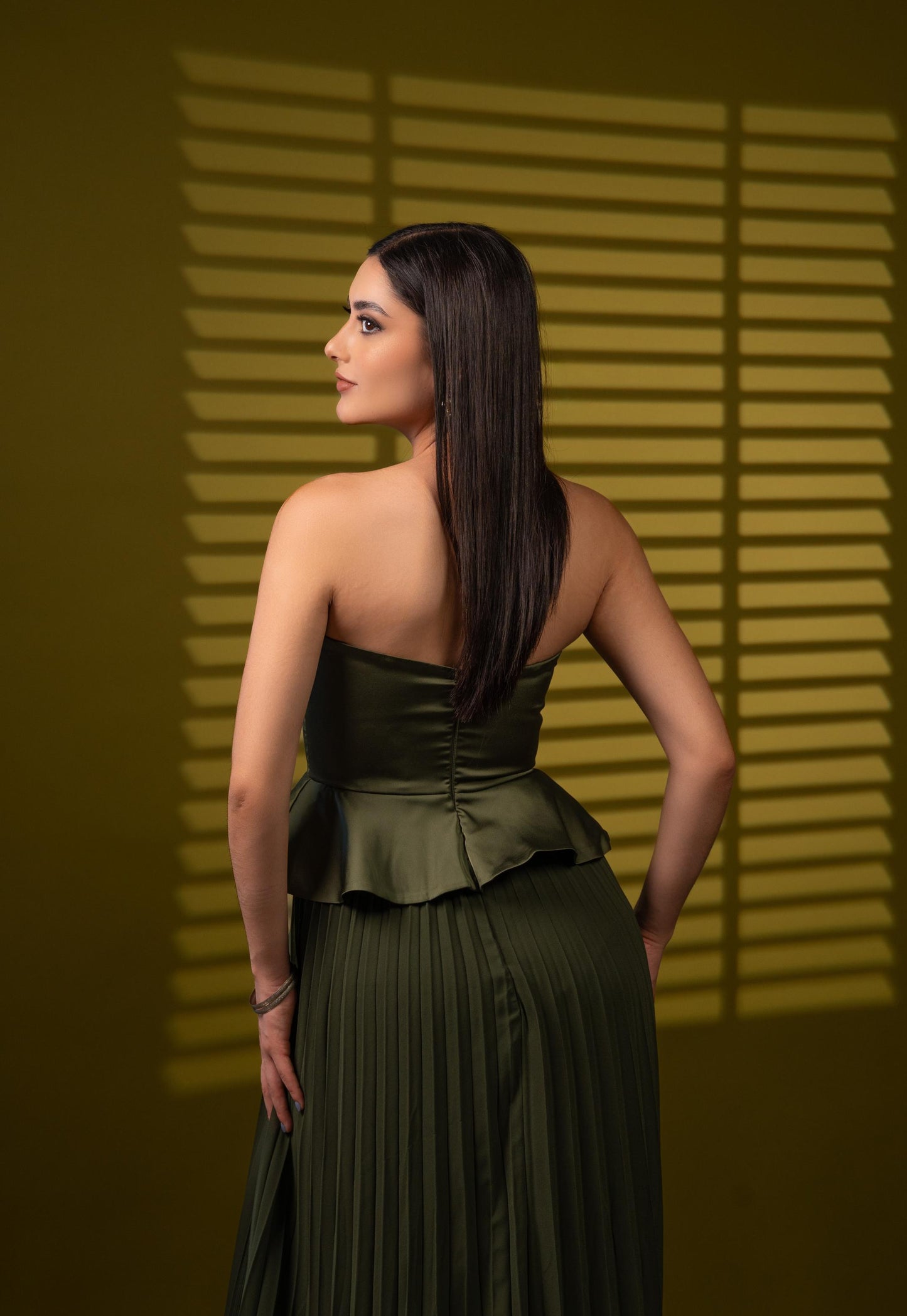 Vestido Verde Olivo Corset Straple Falda De Tablones