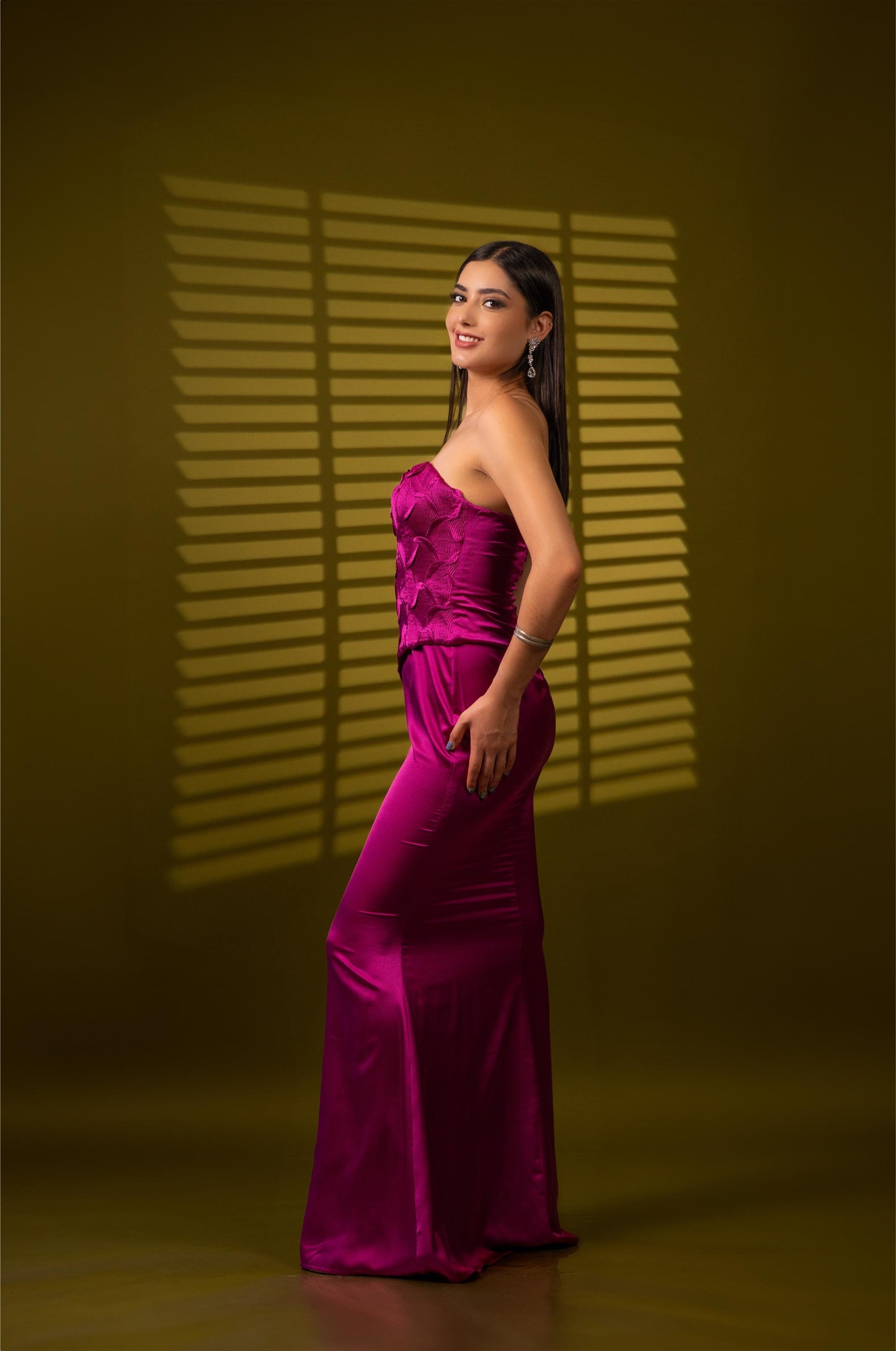 Vestido Magenta Bordado En Corset Y Estola