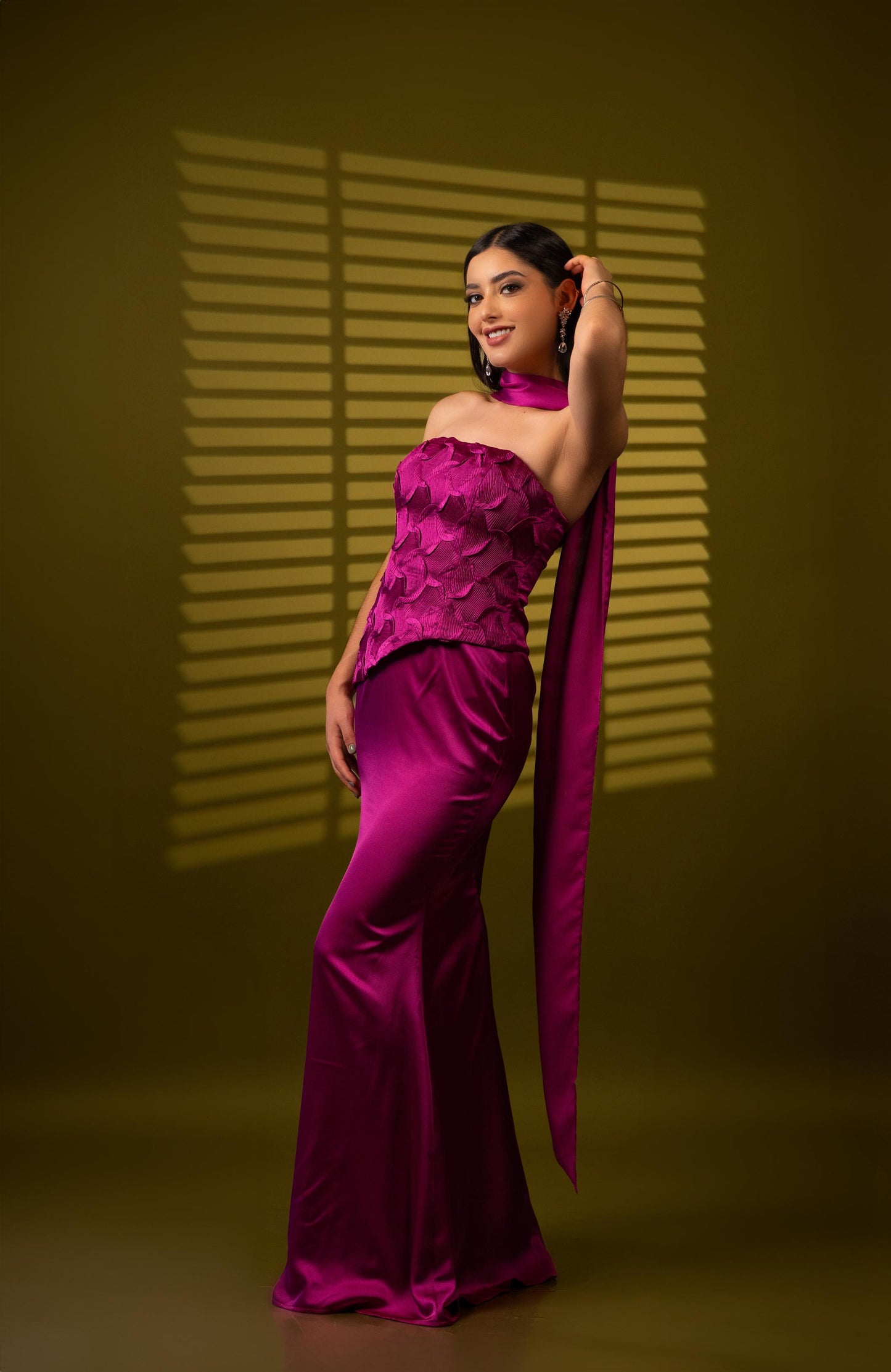 Vestido Magenta Bordado En Corset Y Estola