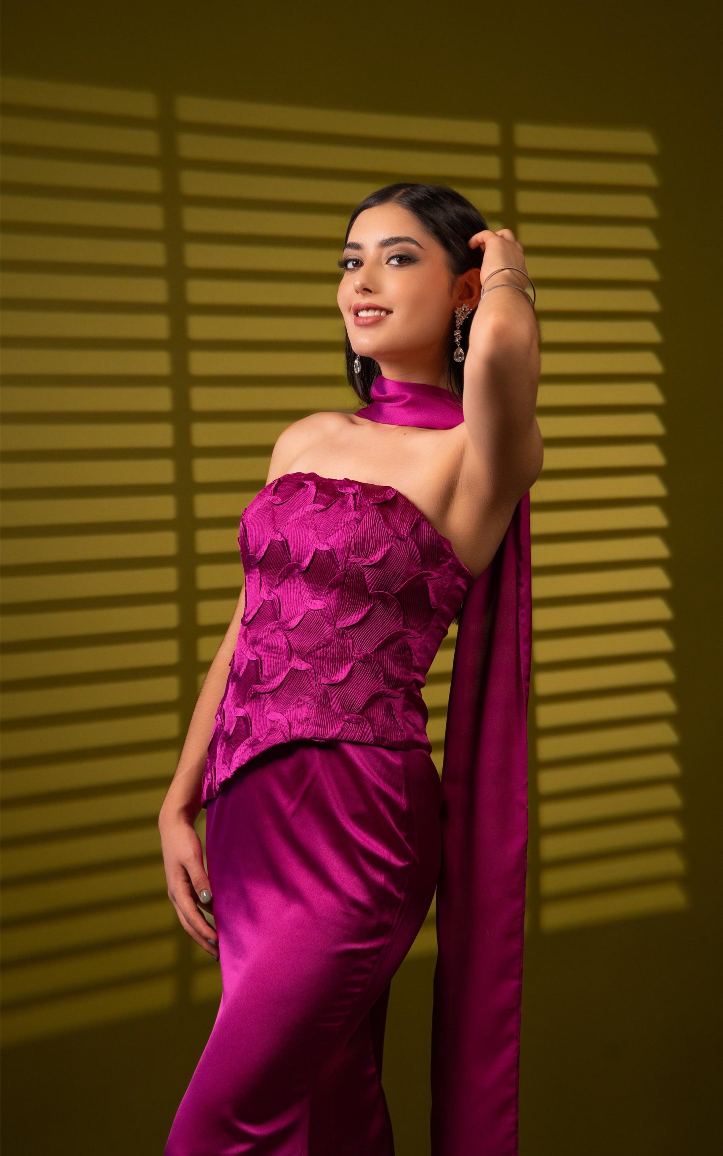 Vestido Magenta Bordado En Corset Y Estola