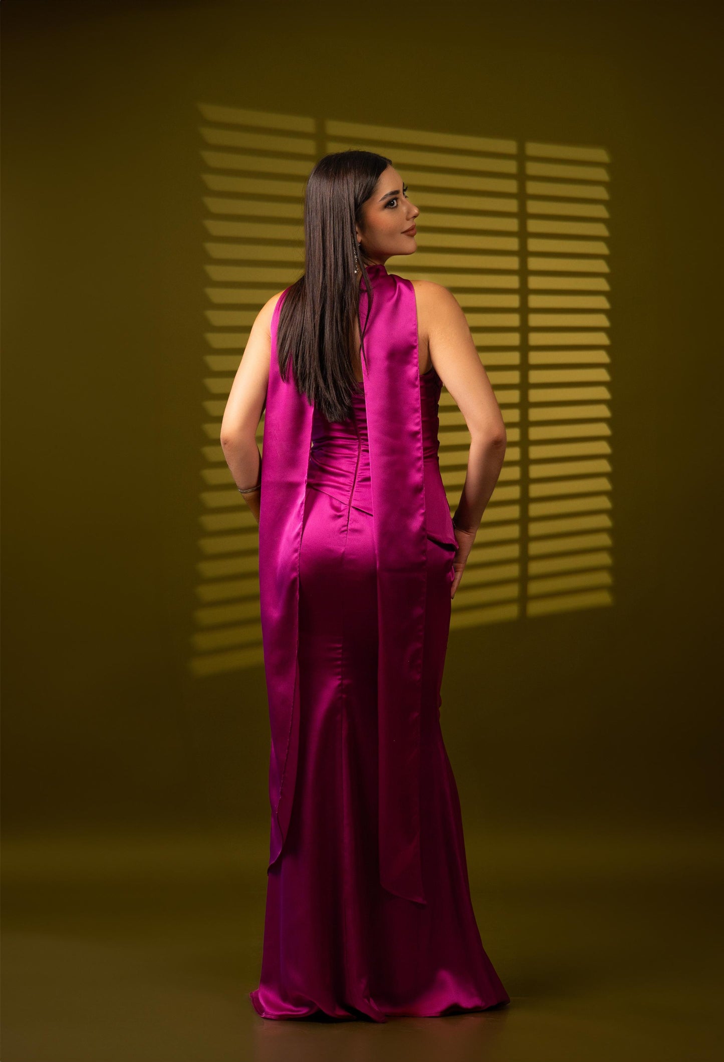 Vestido Magenta Bordado En Corset Y Estola