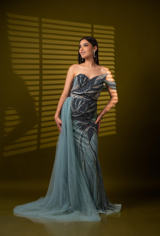 Vestido Azul Straple Una Manga Caida De Lentejuela Y Estola