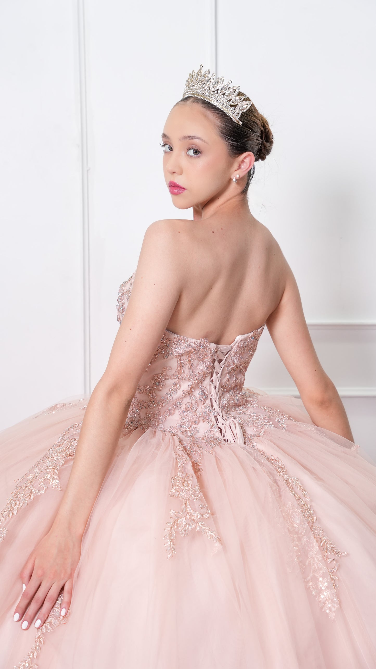 Vestido de XV años Beige con Encaje y Capa, (Renta)