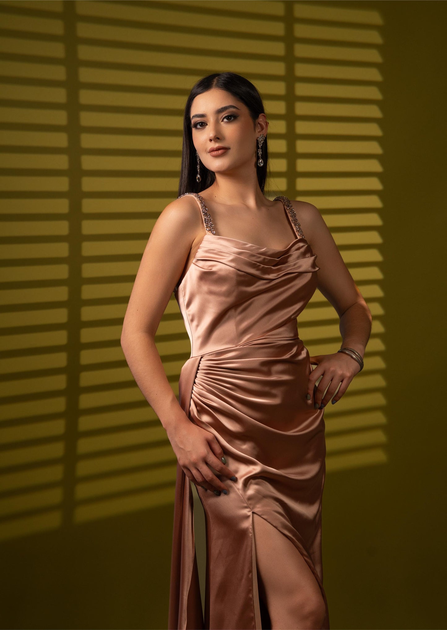 Vestido Rosa Palo Tirantes Con Piedras Y Liso Con Estola