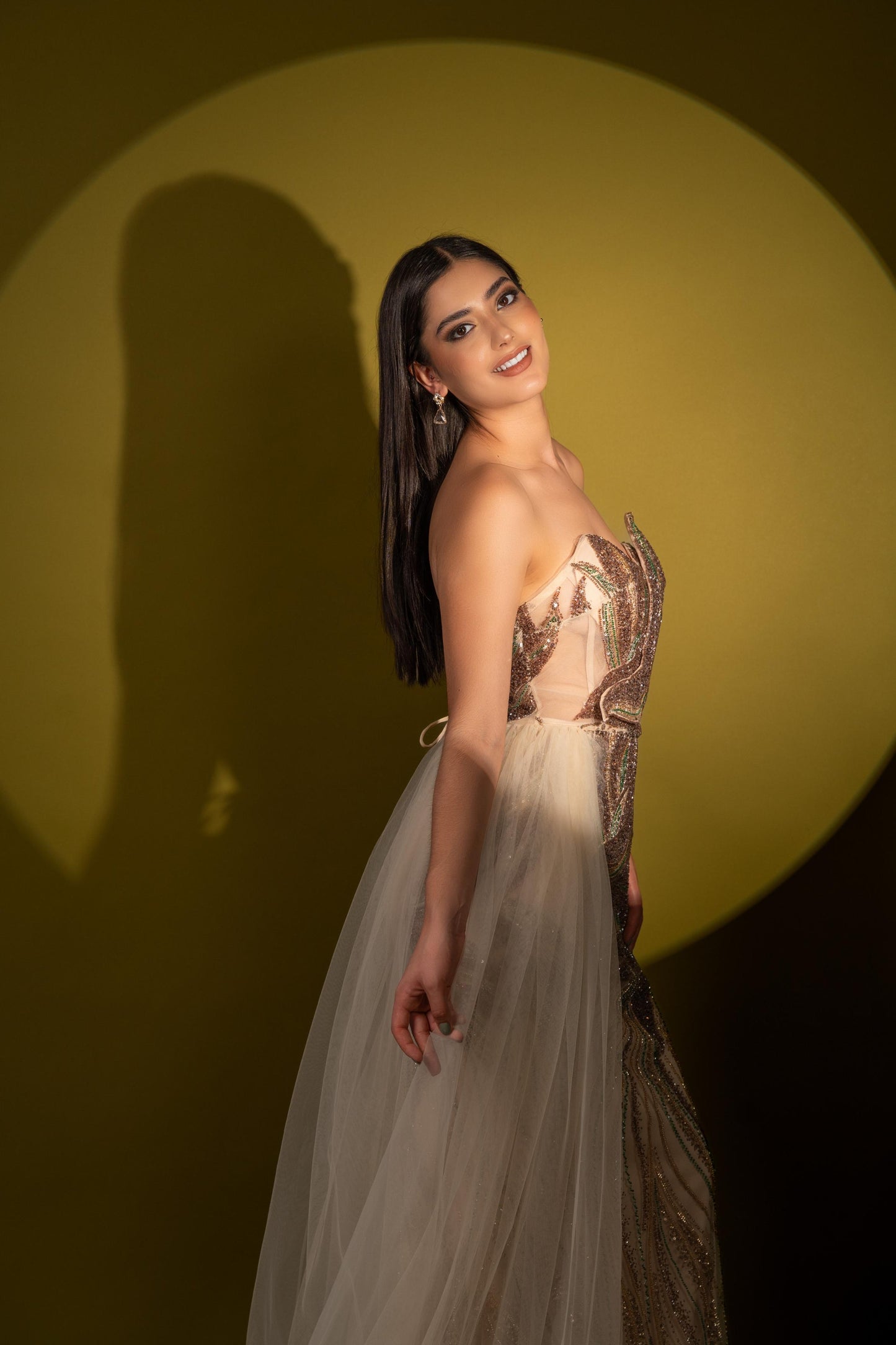Vestido Nude Straple Una Manga De Lentejuela Y Estola